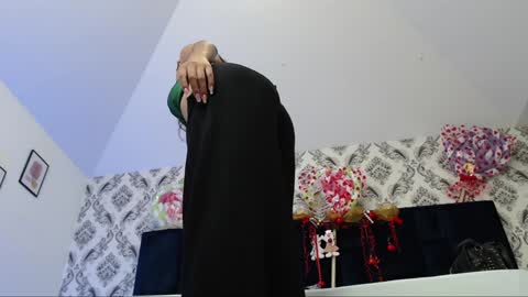 Anniieleonhart online show from January 2025 07:49:01 PM