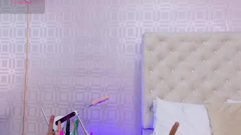 Anniieleonhart online show from October 2025 07:55:01 PM