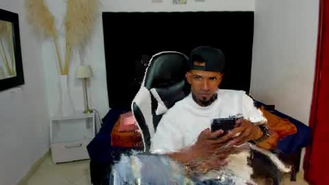 Snapshot of anthoy_wayans chatting on May 2026 01:33:01 AM online show from May 2026 01:33:01 AM