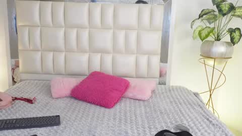 Snapshot of aradia_01 chatting on February 2025 04:48:02 AM online show from February 2025 04:48:02 AM