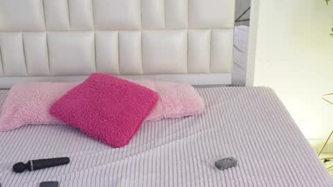 Snapshot of aradia_01 chatting on February 2025 08:27:02 AM online show from February 2025 08:27:02 AM