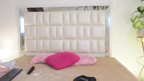 Snapshot of aradia_01 chatting on February 2025 05:19:02 AM online show from February 2025 05:19:02 AM