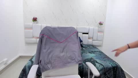 aradia_kiss online show from October 2025 07:57:02 PM