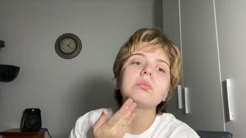 Snapshot of ari_crystal chatting on February 2026 11:20:01 AM ari_crystal online show from February 2026 11:20:01 AM