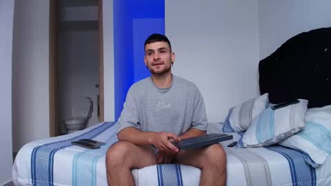 Snapshot of aron_santoro1 chatting on November 2025 02:08:01 PM Aron Santoro online show from November 2025 02:08:01 PM