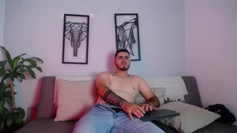 aronhilton online show from January 2026 06:11:02 PM