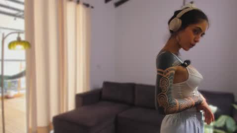 Linda  independent model artgeea online show from February 2026 06:44:02 PM