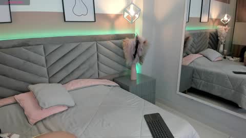 ARY THOMPSON online show from January 2025 08:14:02 PM