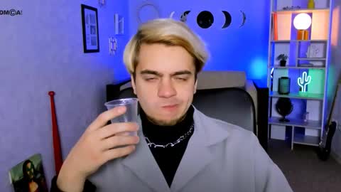 ash_raven_ online show from November 2025 03:23:02 PM