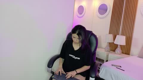 Ashley  online show from October 2025 05:19:01 AM