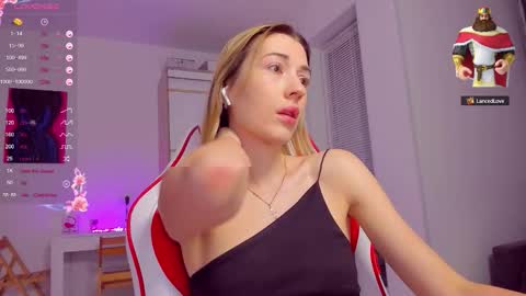 Snapshot of askcaroline chatting on September 2025 04:00:02 PM Caroline online show from September 2025 04:00:02 PM