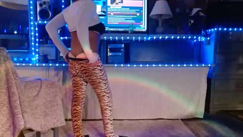 Snapshot of ass_so_sweet chatting on March 2026 05:11:01 AM SIR WILLIAM online show from March 2026 05:11:01 AM