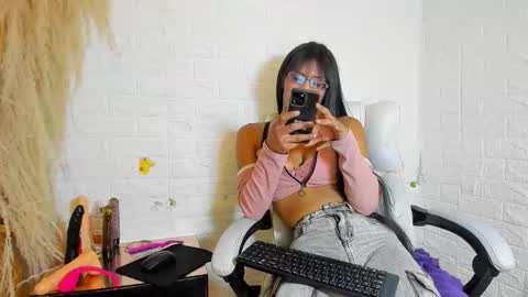 Snapshot of aura_love69 chatting on November 2025 06:34:02 AM Monii Yi online show from November 2025 06:34:02 AM