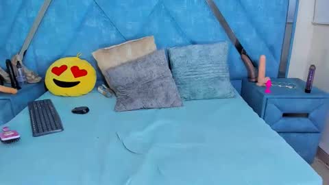 Snapshot of aura_love69 chatting on March 2026 06:04:02 AM Monii Yi online show from March 2026 06:04:02 AM