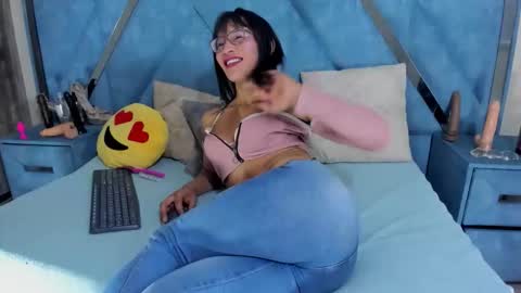 Snapshot of aura_love69 chatting on March 2026 04:40:02 AM Monii Yi online show from March 2026 04:40:02 AM