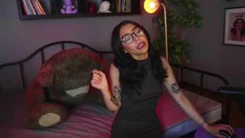  A U R A           online show from November 2025 03:49:01 AM