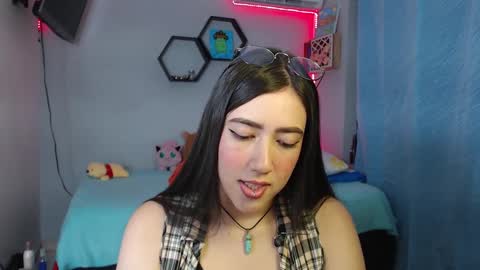 Snapshot of aurora_shy_ chatting on February 2025 01:37:01 AM Aurora  online show from February 2025 01:37:01 AM