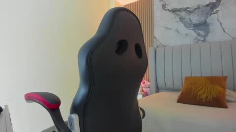 auroramartin2 online show from October 2025 07:34:02 PM