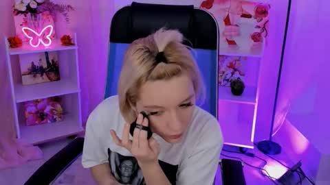 aurorawrenfield online show from November 2025 07:31:02 AM