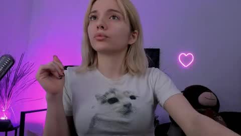 aurorawrenfield online show from April 2026 04:07:01 AM