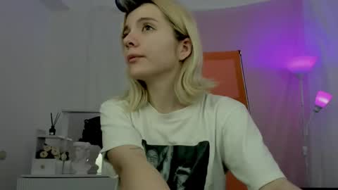 aurorawrenfield online show from April 2026 12:44:02 AM