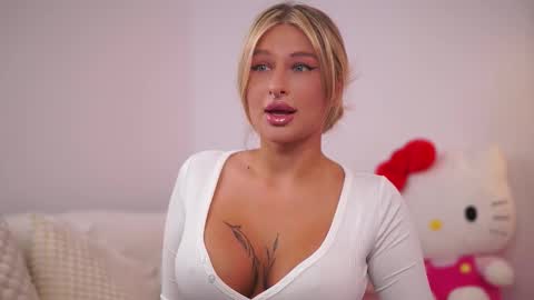 Carina online show from September 2025 08:20:02 PM