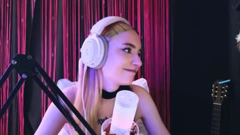 Snapshot of avi_nile chatting on May 2026 04:40:01 AM Avriel online show from May 2026 04:40:01 AM