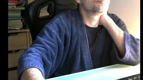 Snapshot of avoswe chatting on January 2025 08:09:02 AM YANN... and SOPHIE sometimes online show from January 2025 08:09:02 AM