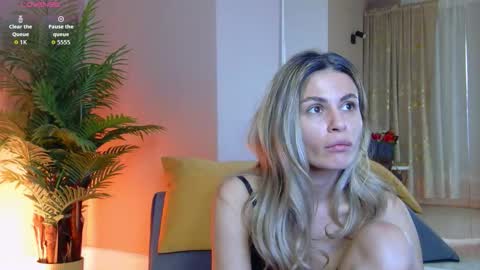 AVRILL CYRUX online show from January 2026 08:42:02 AM