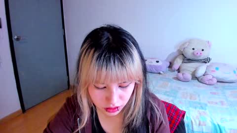 Snapshot of azu_moure chatting on December 2024 04:36:02 AM Azu Moure online show from December 2024 04:36:02 AM