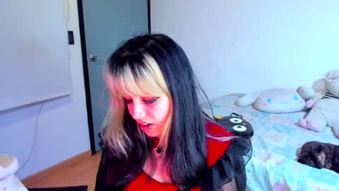 Snapshot of azu_moure chatting on December 2024 12:54:01 AM Azu Moure online show from December 2024 12:54:01 AM