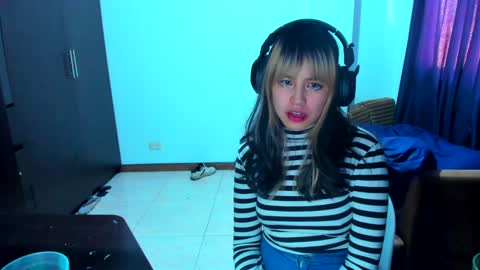 Snapshot of azu_moure chatting on January 2025 02:38:02 PM Azu Moure online show from January 2025 02:38:02 PM