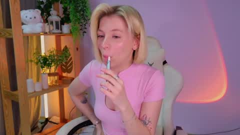 Snapshot of balerinacappuccino_ chatting on June 2026 03:52:02 AM Elly online show from June 2026 03:52:02 AM