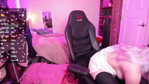 Snapshot of bambisheep_ chatting on January 2025 04:07:01 AM Bambi online show from January 2025 04:07:01 AM