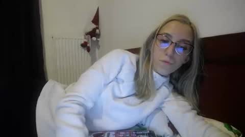 Snapshot of barelylegalblondy chatting on January 2025 08:50:01 PM Lena online show from January 2025 08:50:01 PM