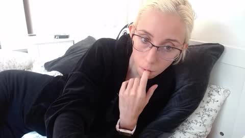 Snapshot of barelylegalblondy chatting on September 2025 03:45:02 PM Lena online show from September 2025 03:45:02 PM