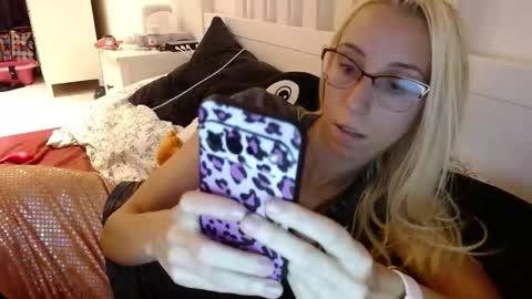 Snapshot of barelylegalblondy chatting on September 2025 06:24:01 PM Lena online show from September 2025 06:24:01 PM