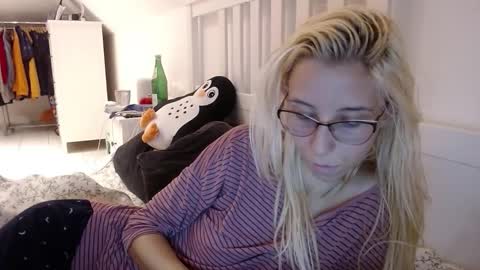 Snapshot of barelylegalblondy chatting on October 2025 11:29:01 AM Lena online show from October 2025 11:29:01 AM