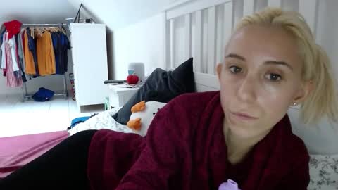 Snapshot of barelylegalblondy chatting on October 2025 12:06:01 PM Lena online show from October 2025 12:06:01 PM