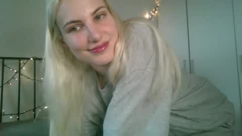 Snapshot of bea_trix77 chatting on January 2025 12:56:01 PM Yours sweet Bea 3 online show from January 2025 12:56:01 PM