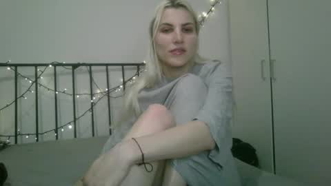 Snapshot of bea_trix77 chatting on January 2025 09:30:02 PM Yours sweet Bea 3 online show from January 2025 09:30:02 PM