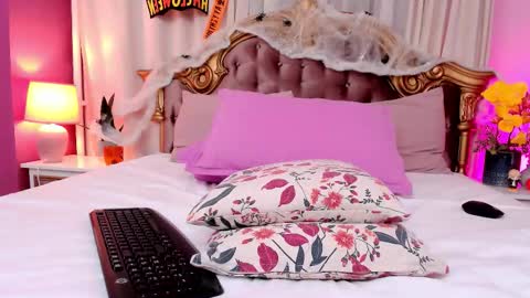 Luna online show from November 2025 06:30:01 PM