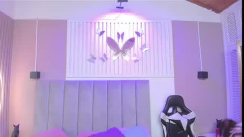Snapshot of beauty_milf4 chatting on June 2026 03:37:01 AM Chantall online show from June 2026 03:37:01 AM