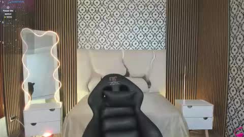 Snapshot of beella_tay1 chatting on October 2025 12:33:01 PM BELLA online show from October 2025 12:33:01 PM