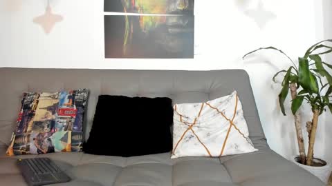 independent model online show from February 2025 01:05:01 AM