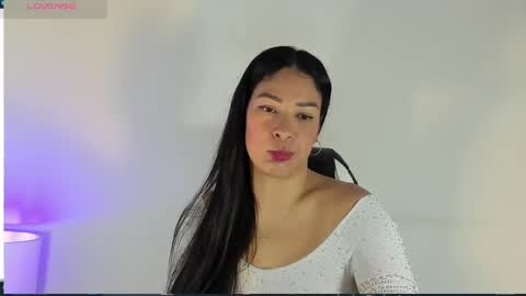 Snapshot of bella_hadid1_ chatting on March 2025 01:27:02 PM Laura online show from March 2025 01:27:02 PM