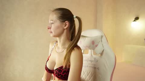 Snapshot of bella_li__ chatting on October 2025 01:17:02 AM bella_li__ online show from October 2025 01:17:02 AM