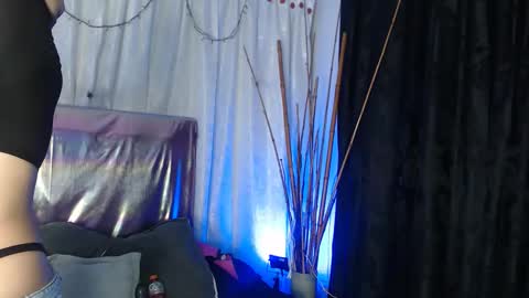 Snapshot of bella_lr chatting on September 2025 03:19:02 AM Valentina online show from September 2025 03:19:02 AM