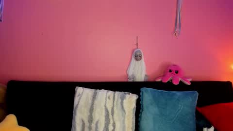 Bella Ponce  online show from October 2025 02:51:01 PM