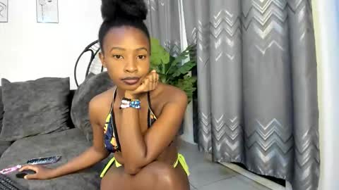 Snapshot of bella_thequeen chatting on June 2026 12:32:02 AM Bella sweetpea online show from June 2026 12:32:02 AM